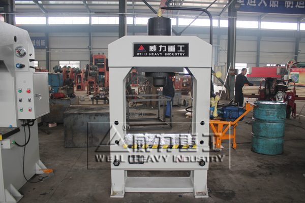 100噸龍門(mén)油壓機(jī)車(chē)間實(shí)物圖