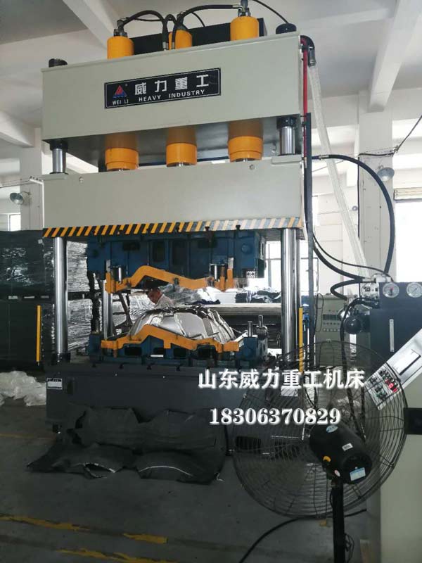 315噸大臺面四柱油壓機客戶現(xiàn)場圖